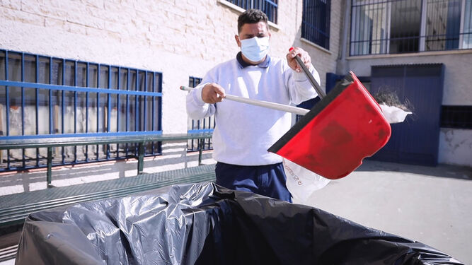 Emilio Martínez, persona con discapacidad de Córdoba que trabaja en el mantenimiento de la limpieza dentro de un centro educativo.