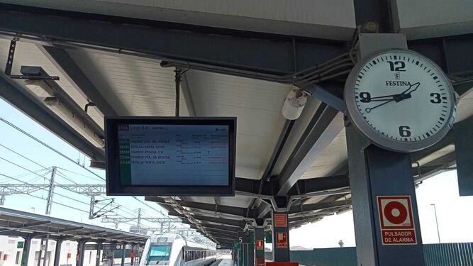 Paneles informativos en los andenes de la estación de Huelva en la mañana de ayer.