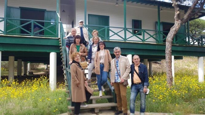 Un grupo de turistas en la Casa de los Ingleses.