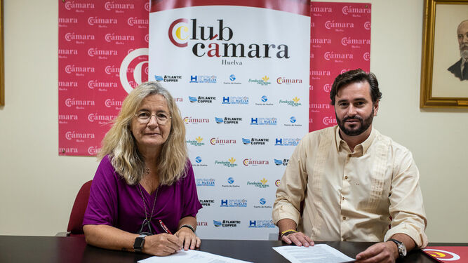 Adelaida Mellado y Daniel Toscano en la firma del acuerdo de incorporación.