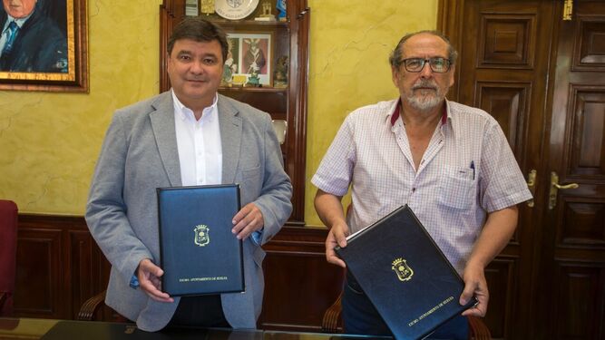 Gabriel Cruz y Antonio Romero, tras la firma del acuerdo.