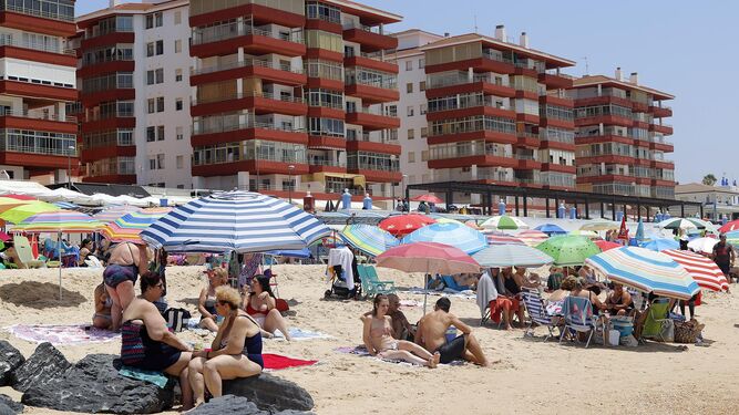 Los residentes en los municipios costeros se multiplican en verano.