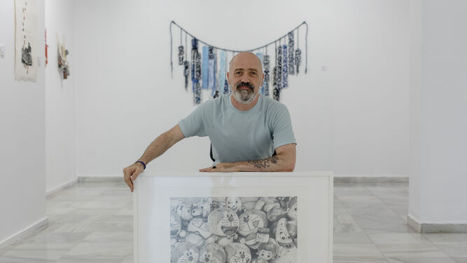 Paco Mármol, con uno de sus dibujos de ‘Peluches’, en la Sala Rivadavia, una de las de Diputación que gestiona.