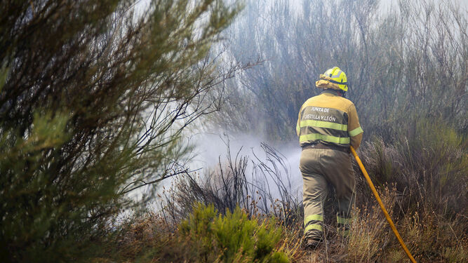 Un bombero trabaja en un incendio en Zamora.