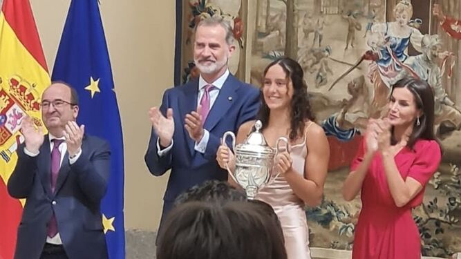 Alba Vázquez, con el trofeo en sus manos escoltada por los Reyes.