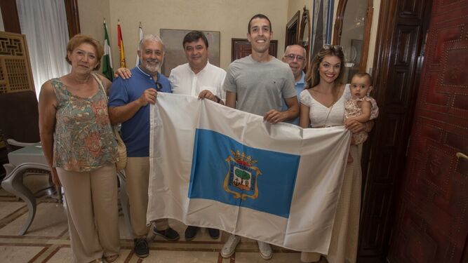 Gabriel Cruz recibió a Álvaro Robles, acompañado por su familia y por Leo Mata.