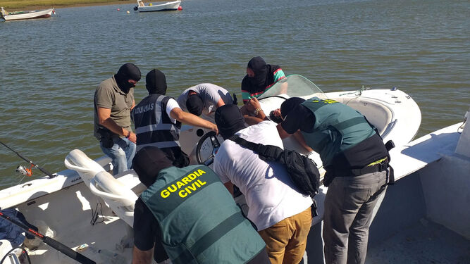 Agentes de Aduanas y de la Guardia Civil revisan una de las embarcaciones de recreo intervenidas