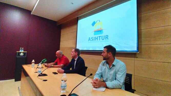 Acto de presentación de Asihtur-Comercio. En la imagen, Antonio V. Páez, Conrado Rodríguez y Roberto Díaz.