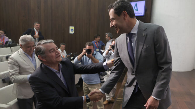 Juanma Moreno da la mano al nuevo consejero de Presidencia, Antonio Sanz.