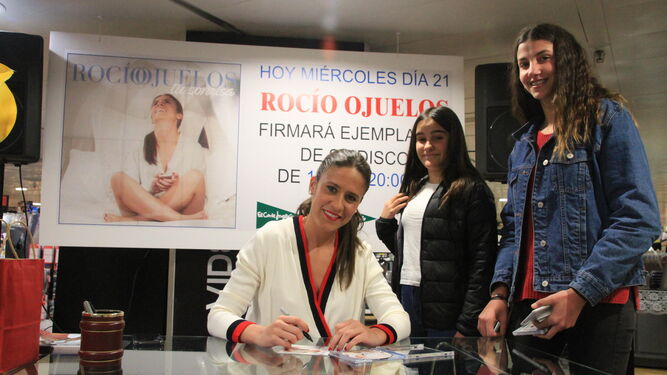 Imagen de archivo de Rocío Ojuelos firmando discos.