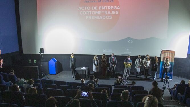 Entrega de premios a los cortos onubenses en la pasada edición del Festival.