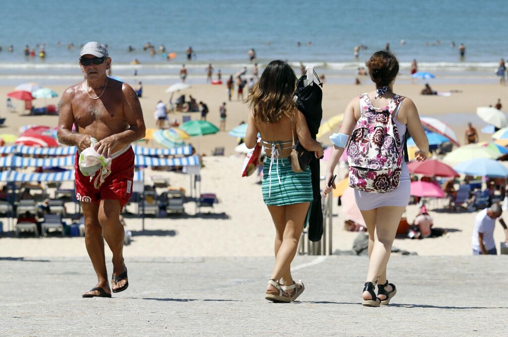 Im&aacute;genes de la playa de Matalasca&ntilde;as en un domingo caluroso