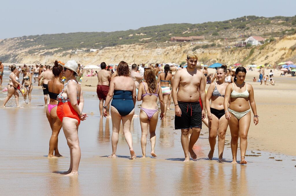 Im&aacute;genes de la playa de Matalasca&ntilde;as en un domingo caluroso