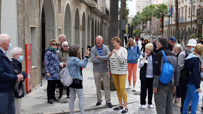 Un grupo de turistas descubre el centro de Huelva durante la pasada primavera.