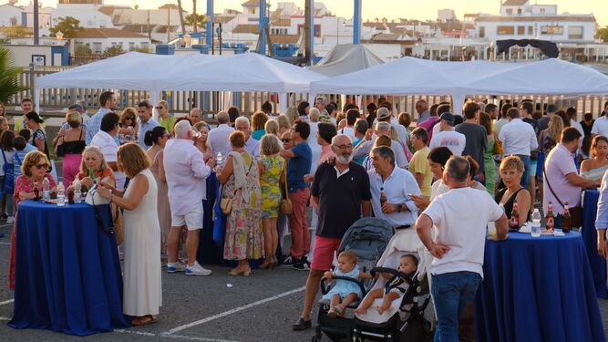 Numerosas personas se dieron cita para degustar gambas y pulpos en Punta del Moral.