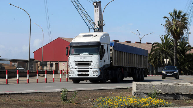 Vehículos en las instalaciones portuarias de Huelva.