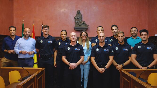 Natalia Santos junto a los nuevos agentes de la policía local de Ayamonte.