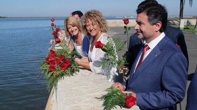 Pilar Marín entre Pilar Miranda y José Enrique Sánchez en la ofrenda floral ante el monumento a Colón para celebrar el 3 de agosto.