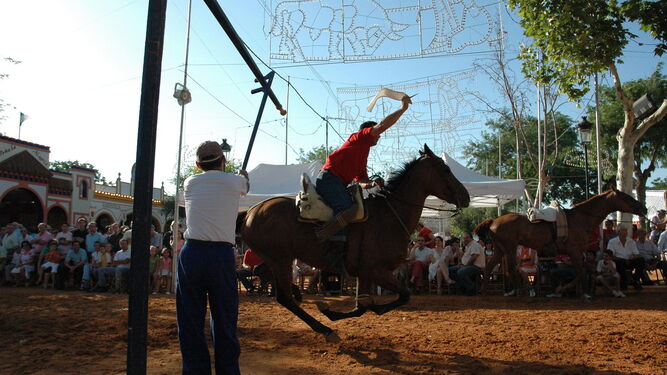 Las carreras de cintas a caballo son una de las propuestas del programa de agosto en El Rocío.
