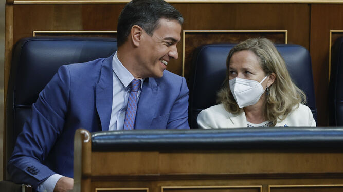 Pedro Sánchez conversa con Nadia Calviño en el Congreso de los Diputados