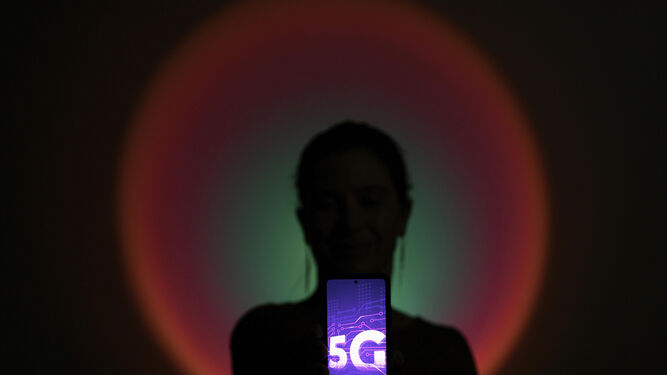Imagen de archivo de una mujer haciendo uso del 5G.