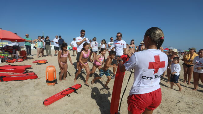 Taller para 'peques socorristas' impartido por Cruz Roja en la playa de Camposoto.