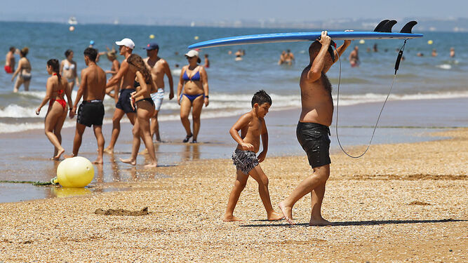 Una de las playas del litoral onubense lucía este domingo atestada de bañistas.
