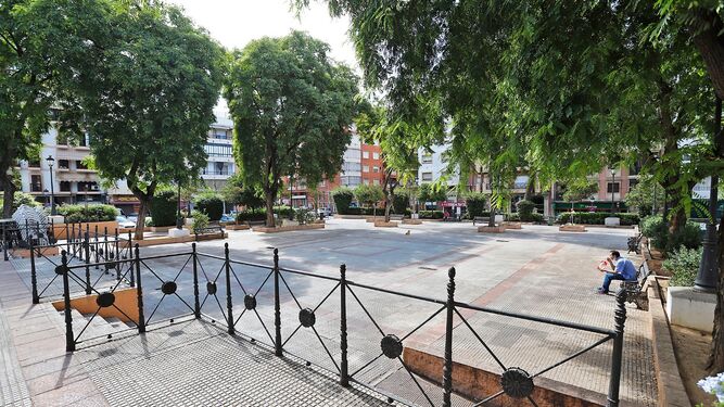 La plaza de la Merced actual es un laberinto de obstáculos urbanos para las personas.