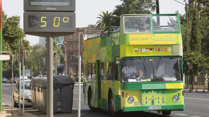 Un termómetro marcando 50ºC en Sevilla capital durante la ola de calor de julio.