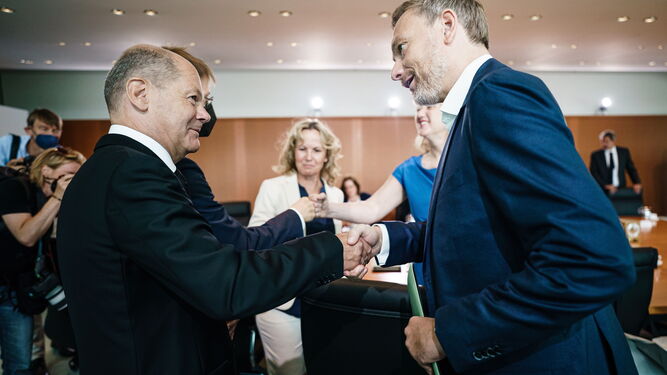 El canciller alemán, Olaf Scholz, estrecha las manos del ministro de Finanzas, Christian Lindner