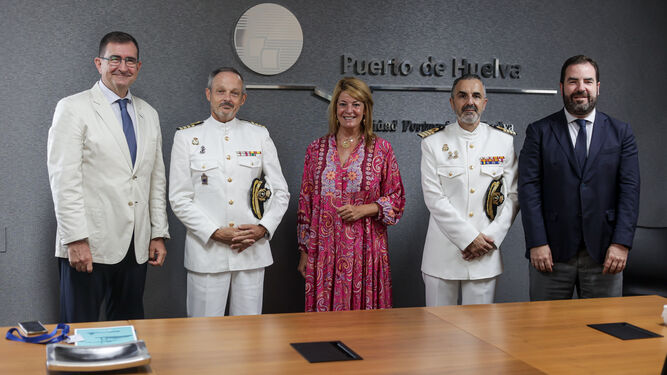 El comandante naval visita la Autoridad Portuaria de Huelva.