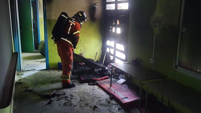 Un bombero valora los efectos del fuego en el interior del inmueble