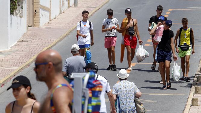 Grupos de bañistas caminan a las playas en la provincia de Huelva.