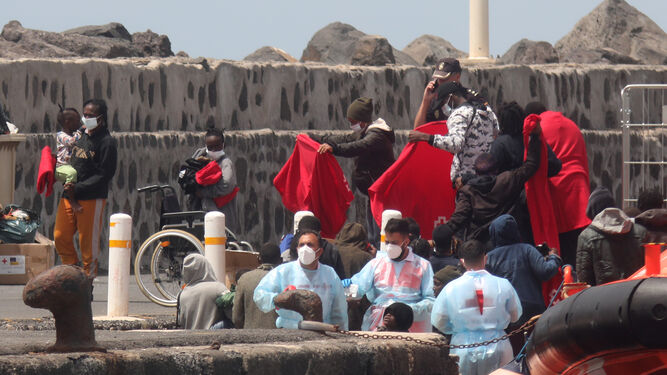 Varias de las personas rescatadas en el puerto de Arrecife.