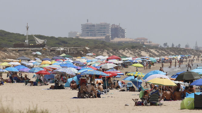 Ambiente en la Costa de Huelva en una calurosa jornada de playa.