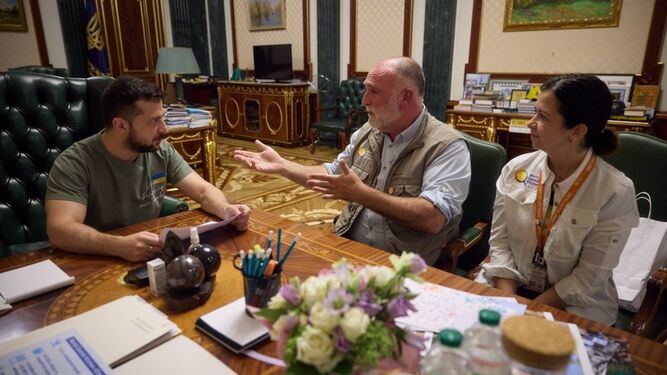 El presidente de Ucrania, Volodimir Zelenski, se reúne con el chef Jose Andrés