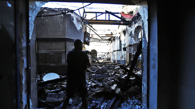 Imagen del interior de la estación de trenes tras el incendio.