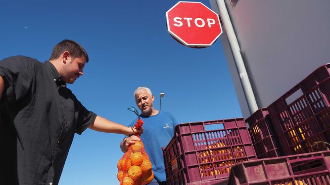 El agricultor onubense ha regalado estos días 2.500 kilos de naranjas