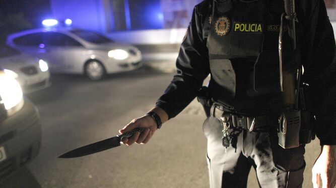 Imagen de archivo de un policía sosteniendo un cuchillo.