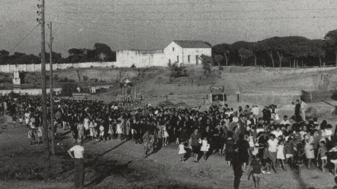 La Virgen de la Cinta en su bajada en 1963, rodeada de cientos de onubenses. ARCHIVO HDAD. DE LA CINTA