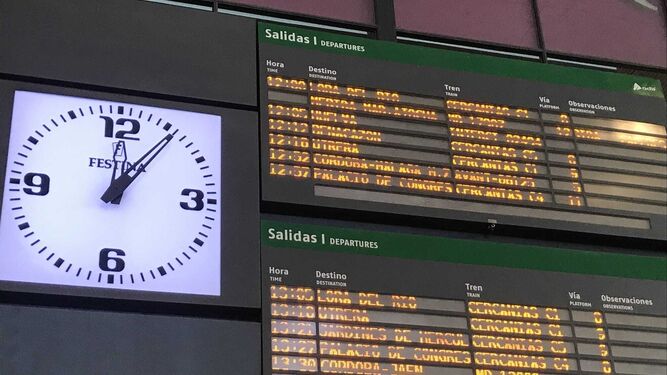Pantalla de información en Santa Justa con la salida del tren que dejó tirados a 30 pasajeros con destino Huelva.
