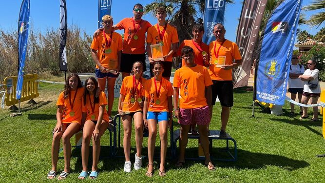 Representantes del CN Huelva posan con las medallas obtenidas en Ayamonte.