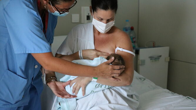 Un recién nacido con su madre en un hospital andaluz.