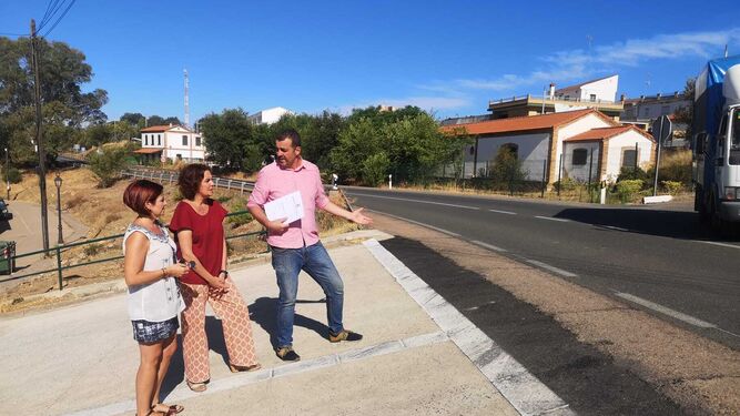 La parlamentaria andaluza Susana Rivas y el alcalde de El Campillo, Juan Carlos Jiménez en una de las carreteras de la localidad.