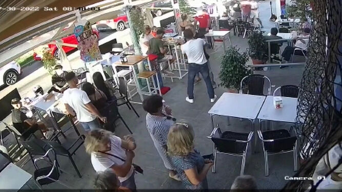 La agresión se inició en la terraza de un establecimiento hostelero de El Portil