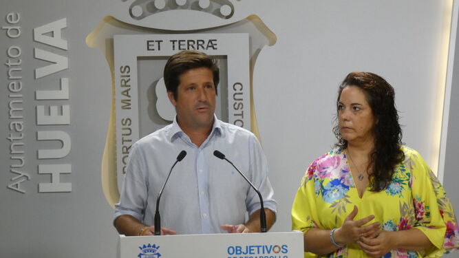 Guillermo García de Longoria y Noelia Álvarez, en rueda de prensa.