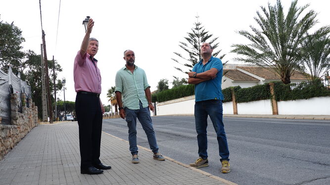 El alcalde de la localidad, Carmelo Romero, visita los trabajos de instalación de fibra óptica en La Rábida.