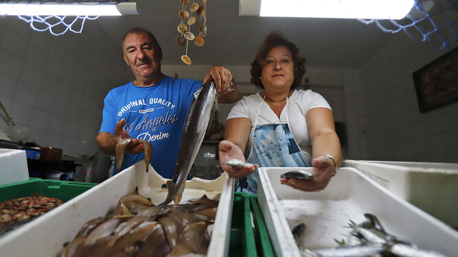 Manolo y Mari Carmen regentan la pescadería La Cinta en La Orden.