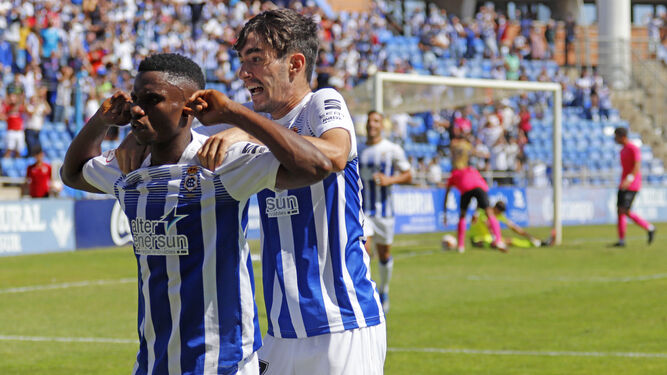 Peter celebra el gol que marcó el año pasado al Ceuta B (2-0) en el debut en casa.