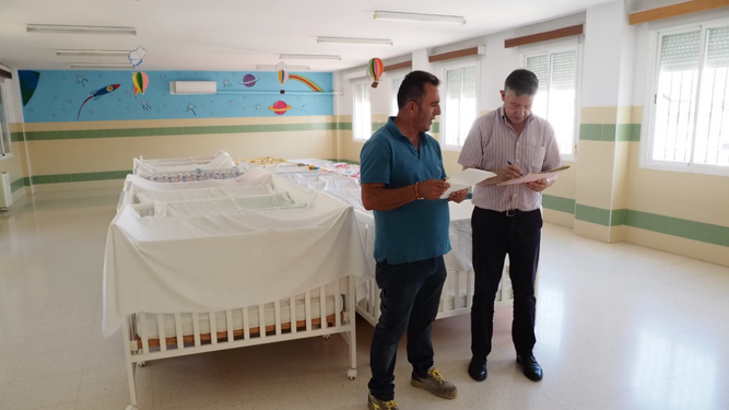 Carmelo Romero visita los centros de Infantil de la localidad.